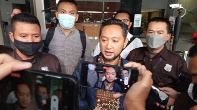 Kepala Kantor Direktorat Jenderal Bea dan Cukai (DJBC) Makassar Andhi Pramono usai menjalani pemeriksaan di Gedung KPK Kuningan, Jaksel pada Selasa (14/3/2023). [Suara.com/Yaumal]