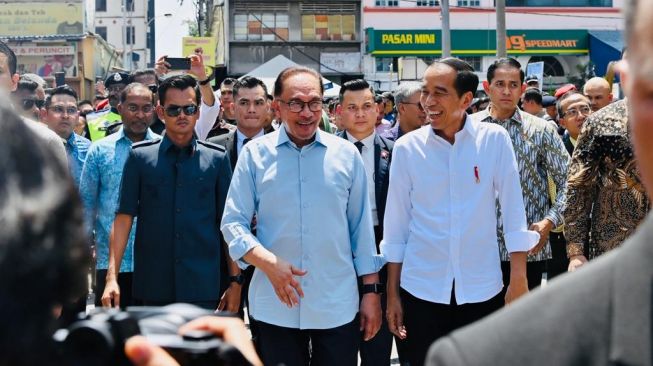 Presiden Joko Widodo dan Perdana Menteri (PM) Malaysia Anwar Ibrahim berkunjung ke Pasar Chow Kit, Kuala Lumpur, Malaysia, pada Kamis (8/6/2023). [Foto: Laily Rachev - Biro Pers Sekretariat Presiden]
