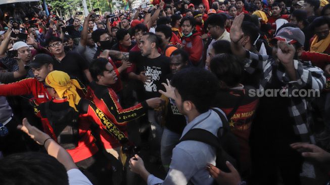 Sejumlah buruh dan aktivis yang menggelar aksi unjuk rasa untuk mendukung Haris Azhar dan Fatia terlibat bentrokan dengan pihak kepolisian yang berjaga di depan Pengadilan Negeri Jakarta Timur, Kamis (8/6/2023). [Suara.com/Alfian Winanto]