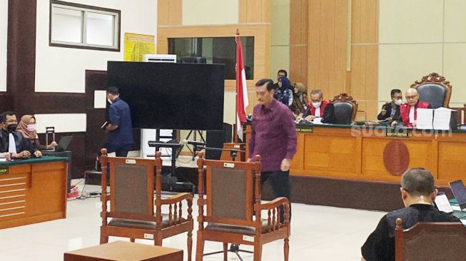 Menko Marves Luhut Binsar Pandjaitan menyebut Haris Azhar pernah mendatangi kediamannya minta beberapa persen saham Freeport. Hal itu disampikan Luhut saat jadi saksi di PN Jaksel, Kamis (8/6/2023). (Suara.com/Rakha) 