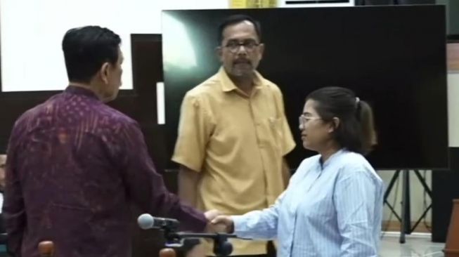 Fatia Maulidiyanty dan Haris Azhar menyalami Luhut Binsar Pandjaitan usai persidangan di PN Jaktim pada Kamis (8/6/2023). [Suara.com/Rakha]