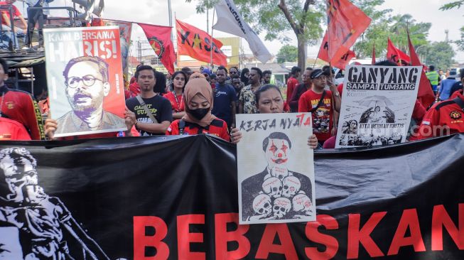 Sejumlah buruh dan aktivis menggelar aksi unjuk rasa untuk mendukung Haris Azhar dan Fatia di depan Pengadilan Negeri Jakarta Timur, Kamis (8/6/2023). [Suara.com/Alfian Winanto]