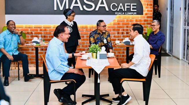 Presiden Joko Widodo dan Perdana Menteri (PM) Malaysia Anwar Ibrahim minum kopi usai berkunjung ke Pasar Chow Kit, Kuala Lumpur, Malaysia, pada Kamis (8/6/2023). [Foto: Laily Rachev - Biro Pers Sekretariat Presiden]