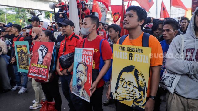Sejumlah buruh dan aktivis menggelar aksi unjuk rasa untuk mendukung Haris Azhar dan Fatia di depan Pengadilan Negeri Jakarta Timur, Kamis (8/6/2023). [Suara.com/Alfian Winanto]
