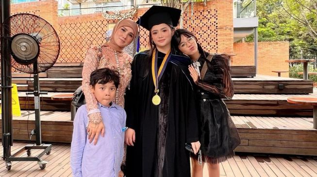 Gaya Artis Dampingi Anak Wisuda (Instagram/@mulanjameela1) 