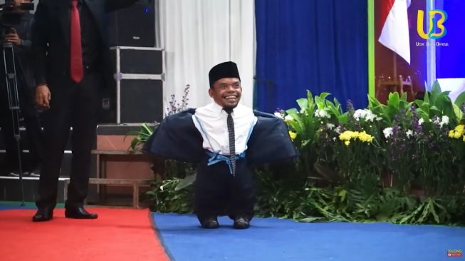 Potret Ucok Baba datang ke wisuda anak (YouTube/Ucok Baba Official)