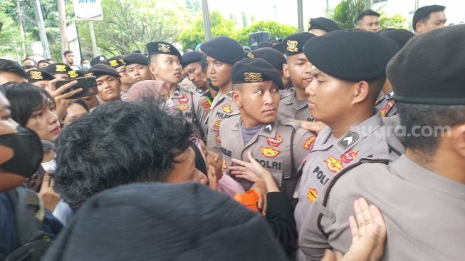 Para pendukung Haris Azhar dan Fatia Mauldiyanty berebut masuk ke Pengadilan Negeri Jakarta Timur (PN Jaktim), Kamis (8/6/2023). (Suara.com/Rakha)