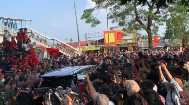 Ricuh! Cegat Mobil Luhut, Massa Pendukung Haris-Fatia Bentrok dengan Polisi di PN Jaktim