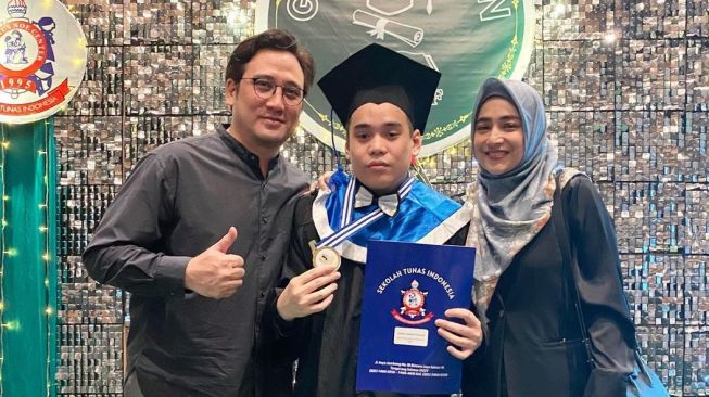 Gaya Artis Dampingi Anak Wisuda (Instagram/@cindyfatikasari18) 