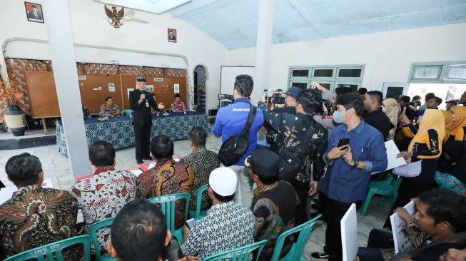 Genjot Penurunan Kemiskinan, Ganjar Serahkan Bantuan Keuangan Hingga Hibah Sosial Rp 94,6 Miliar ke Warga Kendal