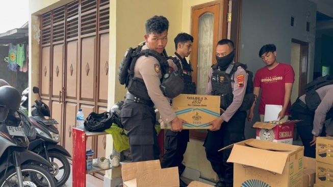 Polisi Sita Ratusan Botol Minuman Beralkohol di Rumah Kontrakan Solo