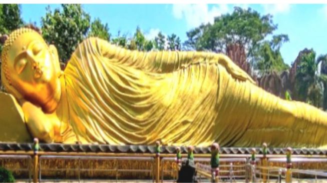 Berlibur ke Patung Buddha Tidur Trowulan Mojokerto, Terbesar di Indonesia