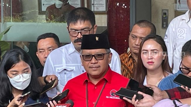 Sekretaris Jenderal DPP PDIP, Hasto Kristiyanto menjawab pertanyaan awak media di Kantor DPP PDIP, Menteng, Jakarta Pusat, Jumat (9/6/2023). (Suara.com/Bagaskara)