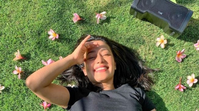  Artis India Pernah Liburan ke Indonesia (Instagram/@nehakakkar) 