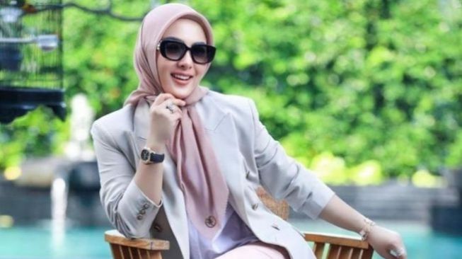 Makin Dijuluki Ratu Hermes, Syahrini Padukan Tas Ratusan Juta dengan Sepatu Rp15 Juta: Bikin Nyebut!