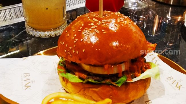 The Benjamin, Seoul Sister dan Lamburger merupakan tiga pilihan Burger yang menjadi menu andalan The Bank Bar & Burgers yang berada di Kuningan City, Jakarta Selatan. (Foto: Suara.com)