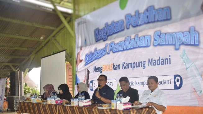 Edukasi pengelolaan sampah di 10 titik Desa Madani.