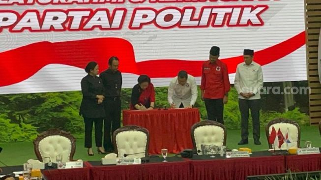 PDI Perjuangan (PDIP) dengan Partai Perindo secara resmi menjalin kerja sama politik untuk Pemilu 2024 di Kantor DPP PDIP, Menteng, Jakarta Pusat, Jumat (9/6/2023). (Suara.com/Bagaskara)