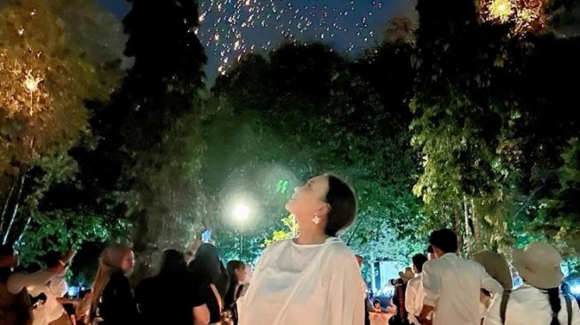 Potret Ira Wibowo ikut rayakan Waisak di Borobudur (Instagram/@irawbw)