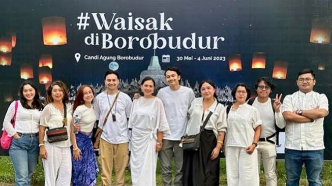 Potret Ira Wibowo ikut rayakan Waisak di Borobudur (Instagram/@irawbw)