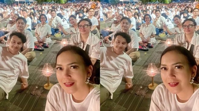 Potret Ira Wibowo ikut rayakan Waisak di Borobudur (Instagram/@irawbw)