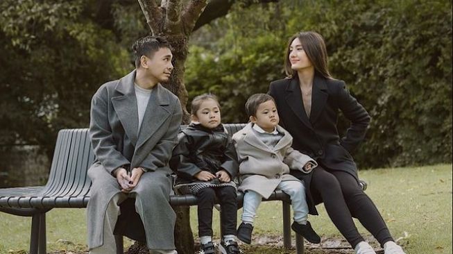 Raditya Dika bersama anak dan istrinya. (Dok. Instagram)