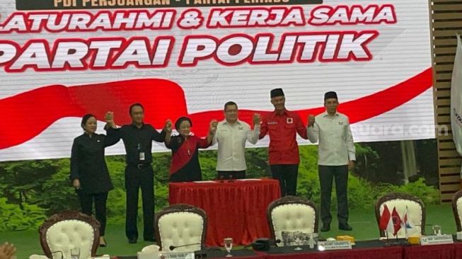 PDI Perjuangan (PDIP) dengan Partai Perindo secara resmi menjalin kerja sama politik untuk Pemilu 2024 di Kantor DPP PDIP, Menteng, Jakarta Pusat, Jumat (9/6/2023). (Suara.com/Bagaskara)