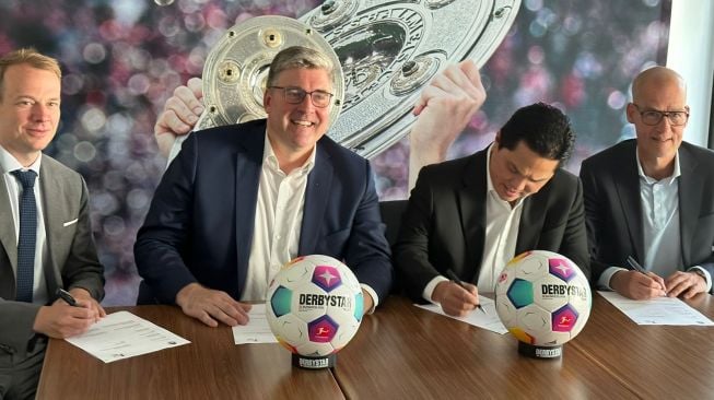 Ketua Umum PSSI Erick Thohir menandatangani kerja Sama dengan Operator Sepak Bola Jerman DFL di Frankfurt, Jerman, Jumat (9/6/2023). [PSSI]