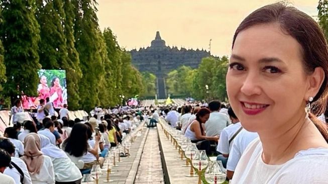 Potret Ira Wibowo ikut rayakan Waisak di Borobudur (Instagram/@irawbw)