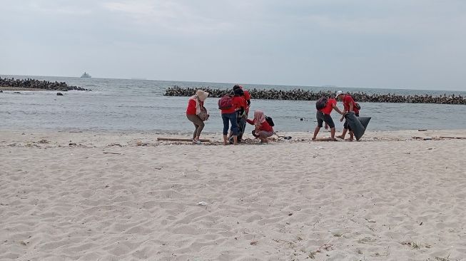 Kegiatan bersih-bersih sampah Pantai Sakura, Pulau Untung Jawa, Kepulauan Seribu [Wahana].