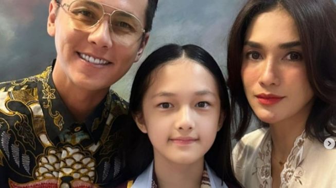 Potret Andhika Pratama dan Ussy Sulistyawati hadiri wisuda anak (Instagram/@ussypratama)