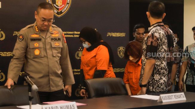 Tersangka kasus Tindak Pidana Perdagangan Orang (TPPO) dihadirkan saat rilis kasus di Polda Metro Jaya, Jakarta, Jumat (9/6/2023). [Suara.com/Alfian Winanto]