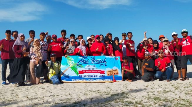 Rampung acara bersih-bersih Pantai Sakura, Wahanians mengadakan acara jalan-jalan kampung wisata juga berpiknik di tempat pesisir Pulau Untung Jawa [Suara.com/ukirsari].