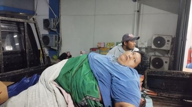 Moch Fajri (27), pria obesitas yang memiliki bobot tubuh 300 kilogram dievakuasi menggunakan forklift dan bak terbuka ke RSUD Kota Tangerang. [Dok. Istimewa]