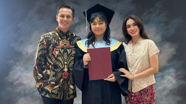 Potret Andhika Pratama dan Ussy Sulistyawati hadiri wisuda anak (Instagram/@ussypratama)