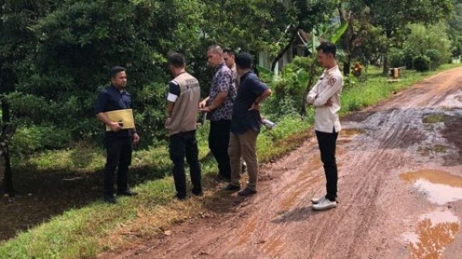 Anggota Dewan-Dinas PU Cipta Karya Mura Tinjau Jalan Rusak di Desa Sukorejo