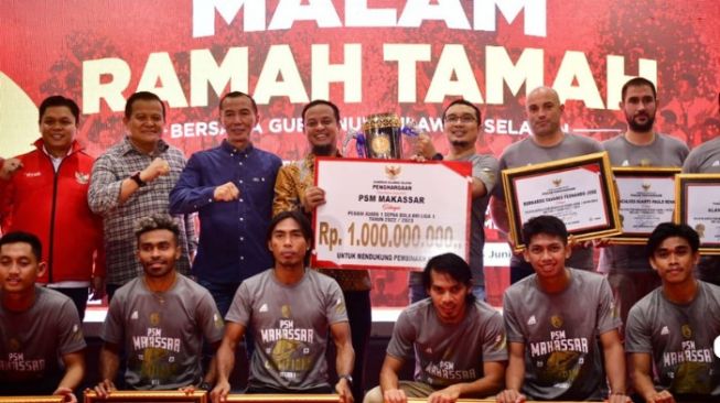 Gubernur Andi Sudirman Serahkan Rp1 Miliar Bonus Untuk PSM Makassar