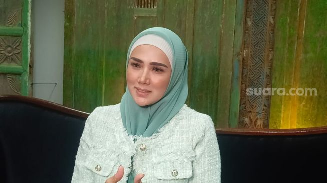 Tak Dianggap Dul Jaelani, Mulan Jameela Cuek Pamer Momen Mesra Peluk Ahmad Dhani