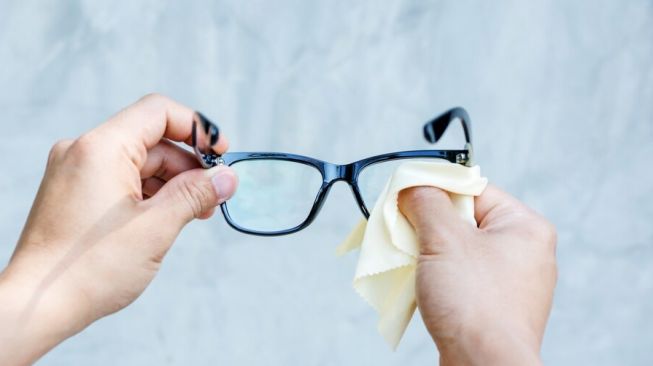 Jangan Asal, Ini 5 Cara Tepat Merawat Kacamata agar Tidak Mudah Rusak