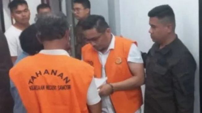 Dua Tersangka Kasus Korupsi Jalan Pangaseang-Sitamiang Ditahan Kejari Samosir