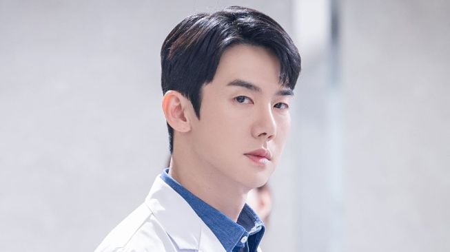 6 Potret Yoo Yeon Seok di Dr. Romantic 3, Penampilannya Bikin Rating Melejit