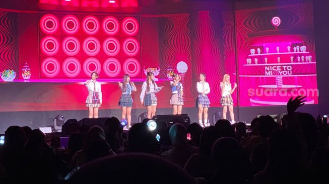 5 Momen Tak Terlupakan dari Showcase NMIXX di Jakarta, Mulai Nyanyi Lagu Anak Hingga Tangisan Para Member