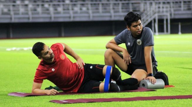 Pemain Timnas Indonesia Sandy Walsh (kiri) berlatih ringan di Stadion Gelora Bung Tomo Surabaya, Sabtu (10/6/2023). (ANTARA/Naufal Ammar Imaduddin)