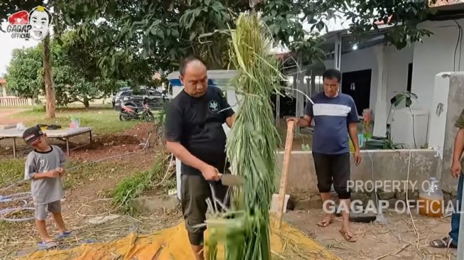 Potret Azis Gagap Jualan Hewan Kurban (YouTube/Gagap Official)