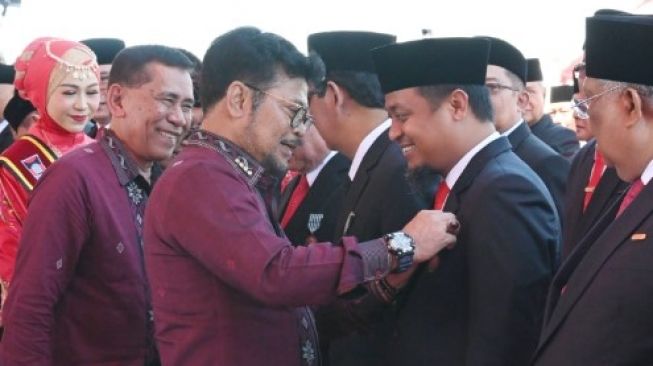 Gubernur Sulsel Andi Sudirman Terima Penghargaan Satyalancana Wira Karya dari Presiden Jokowi