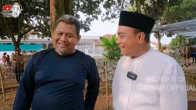 Potret Azis Gagap Jualan Hewan Kurban (YouTube/Gagap Official)