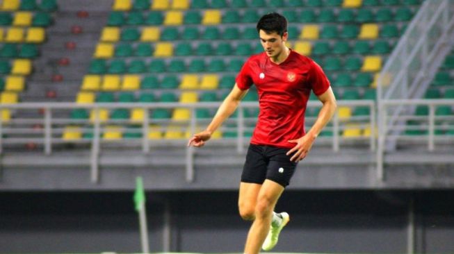 Pemain Timnas Indonesia Elkan Baggot menggiring bola saat mengikuti pemusatan latihan di Stadion Gelora Bung Tomo (GBT) Surabaya, Sabtu (10/6/2023). (ANTARA/Naufal Ammar Imaduddin)