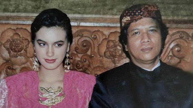 Foto Lawas Sophia Latjuba Bersama Mendiang Ayah, Jadi Bukti Fix Awet Muda