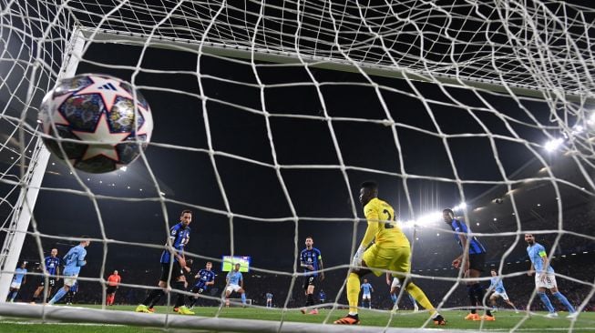 Penjaga gawang Inter Milan Andre Onana kebobolan oleh tendangan gelandang Manchester City Rodri saat pertandingan sepak bola final Liga Champions antara Inter Milan dan Manchester City di Stadion Olimpiade Ataturk di Istanbul, Turki, Sabtu (10/6/2023). [Paul ELLIS / AFP]
