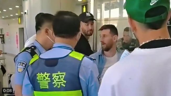 Viral Video Lionel Messi Diadang Petugas Bandara China, Ada Apa?